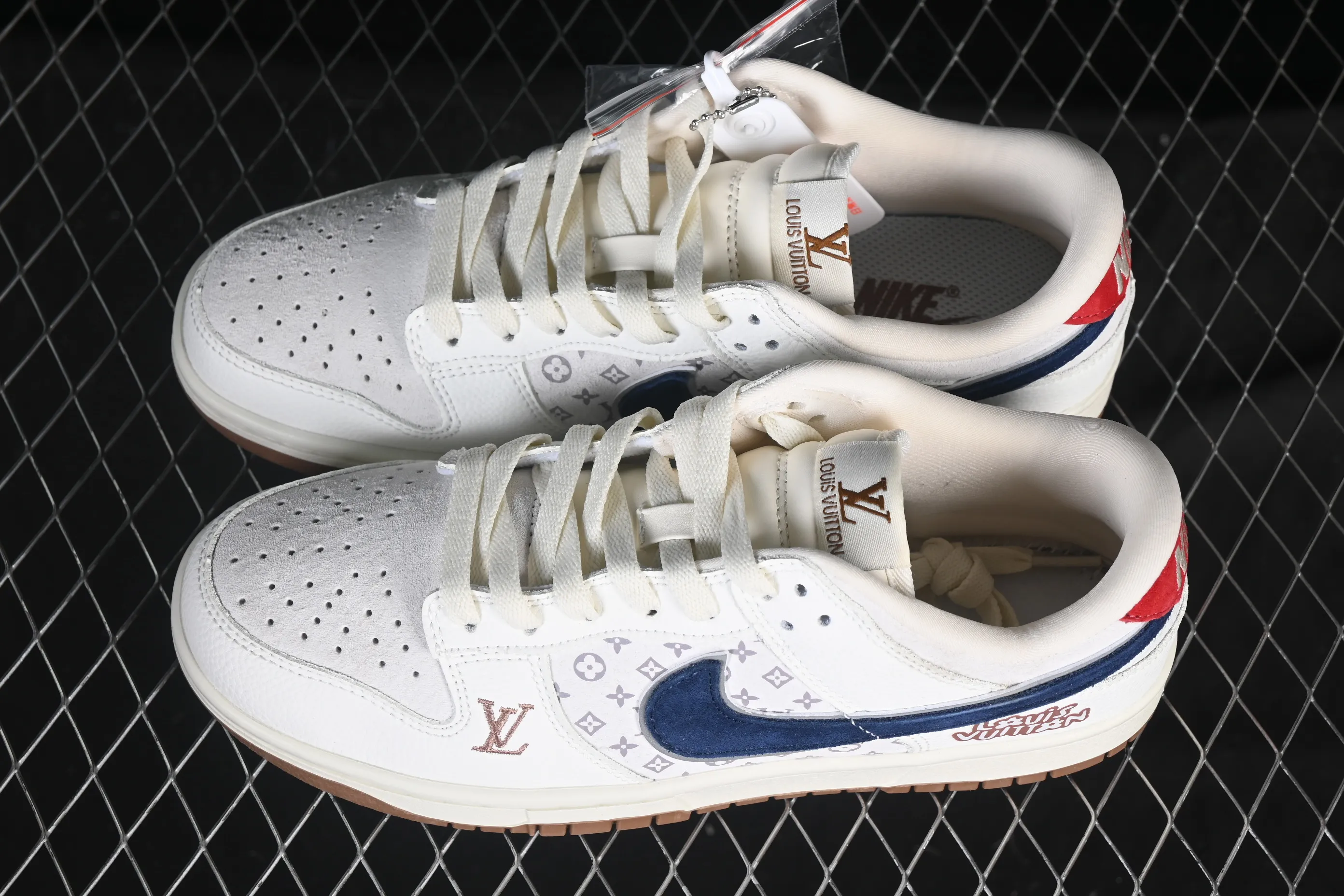 All categories Nk SB Dunk Series Nk SB Dunk Low High-end customized low-top sneakers Nike SB Dunk Low LV co-branded white brown High-end customized low-top casual sneakers YF9511-907